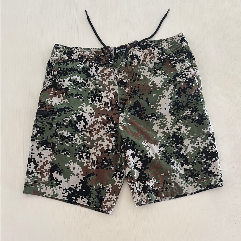 Dogg Supply Modern Camouflage Cargo Shorts. Men's L. Like new condition. Sharp!